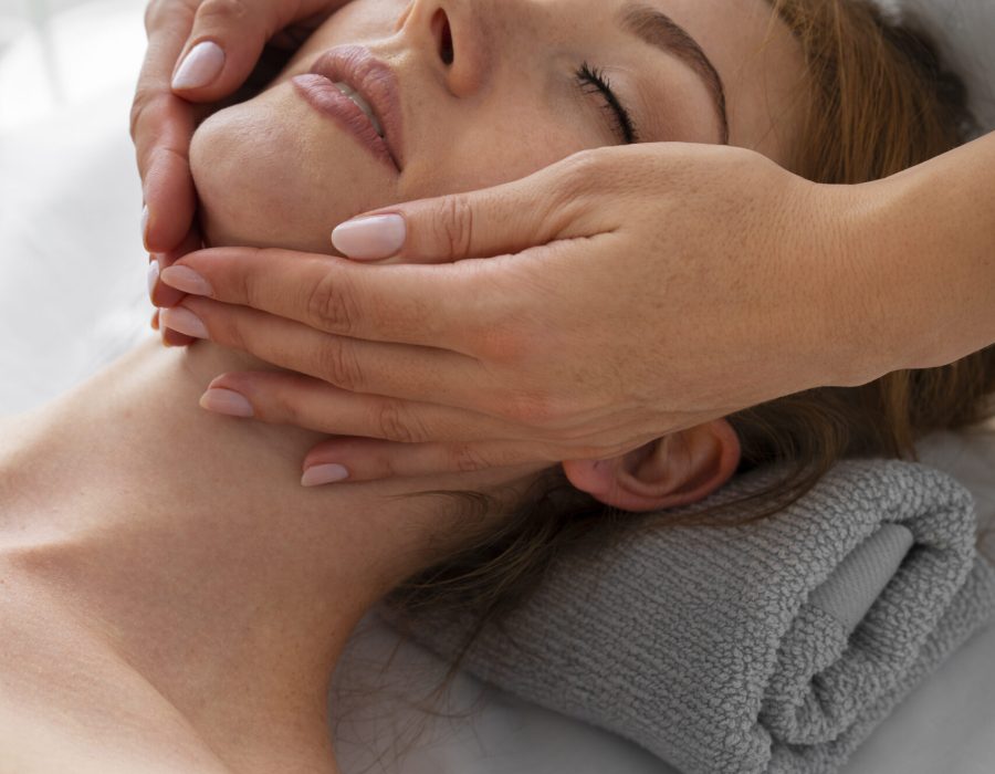 mujer-pasando-tiempo-en-el-spa-y-recibiendo-un-masaje-relajante
